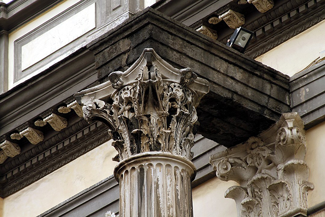 Particolare di una colonna corinzia 
              della basilica di San Paolo Maggiore di Napoli