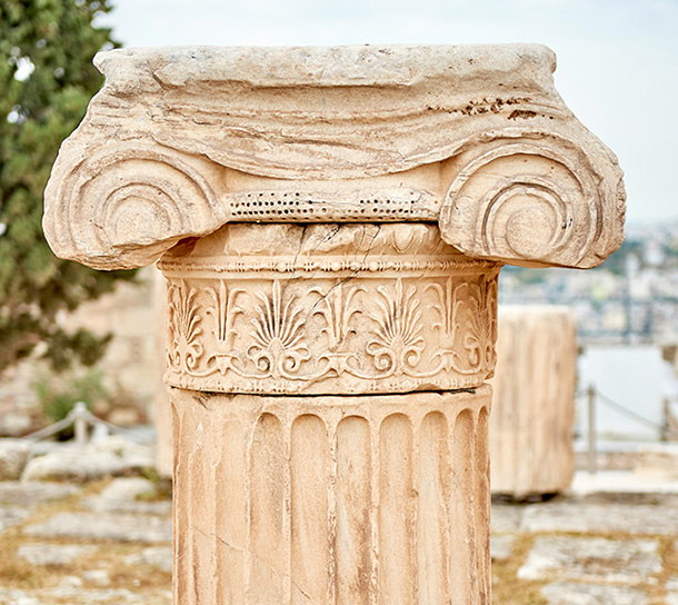 Capitello ionico di una colonna, nei pressi del Partenone